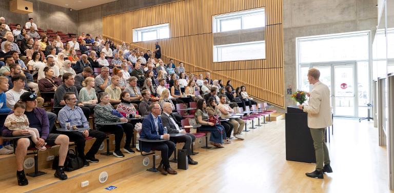 Projekteringschef Rasmus Fynbo med to af de dimittenderne.
